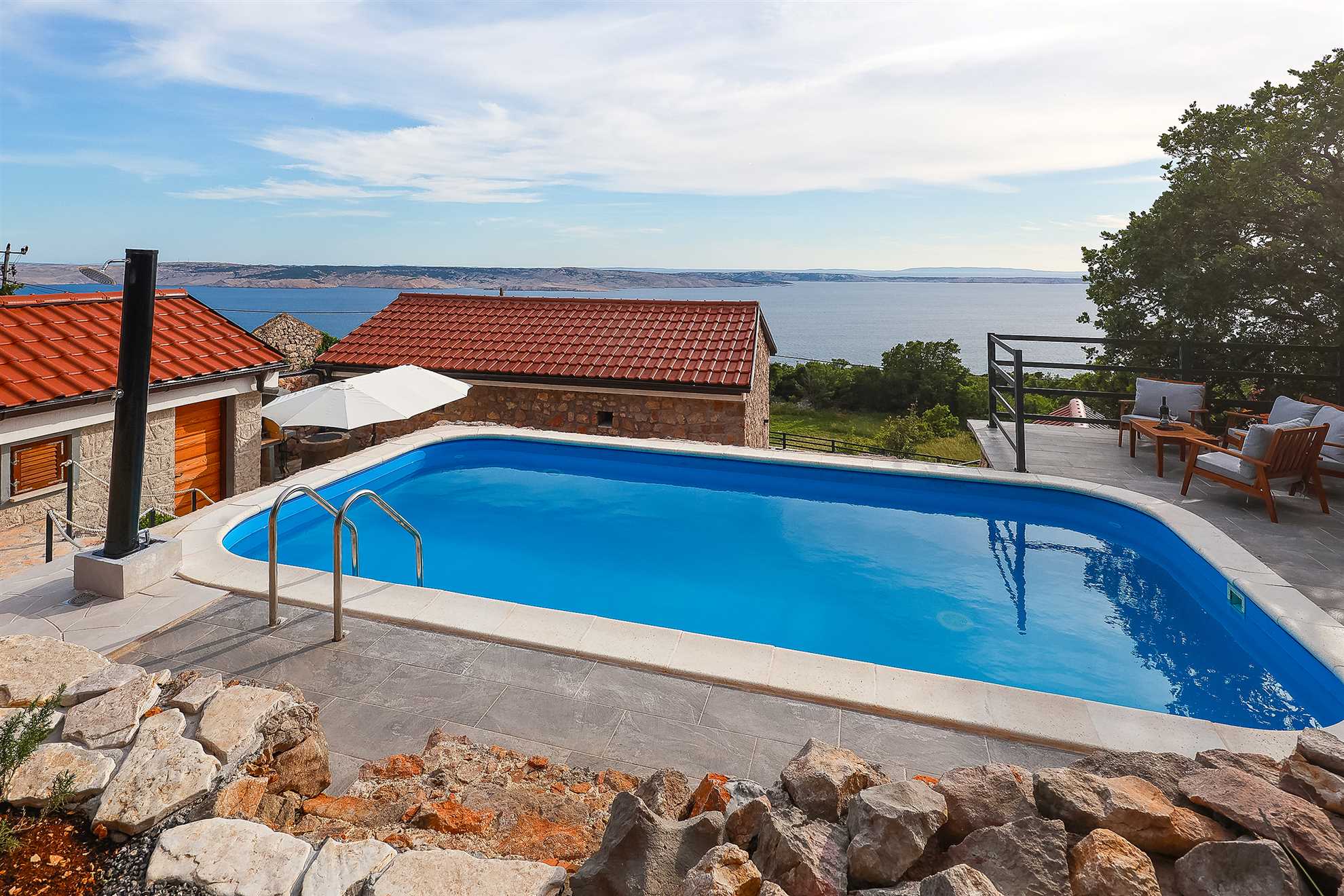 Villa with sea views and pool
