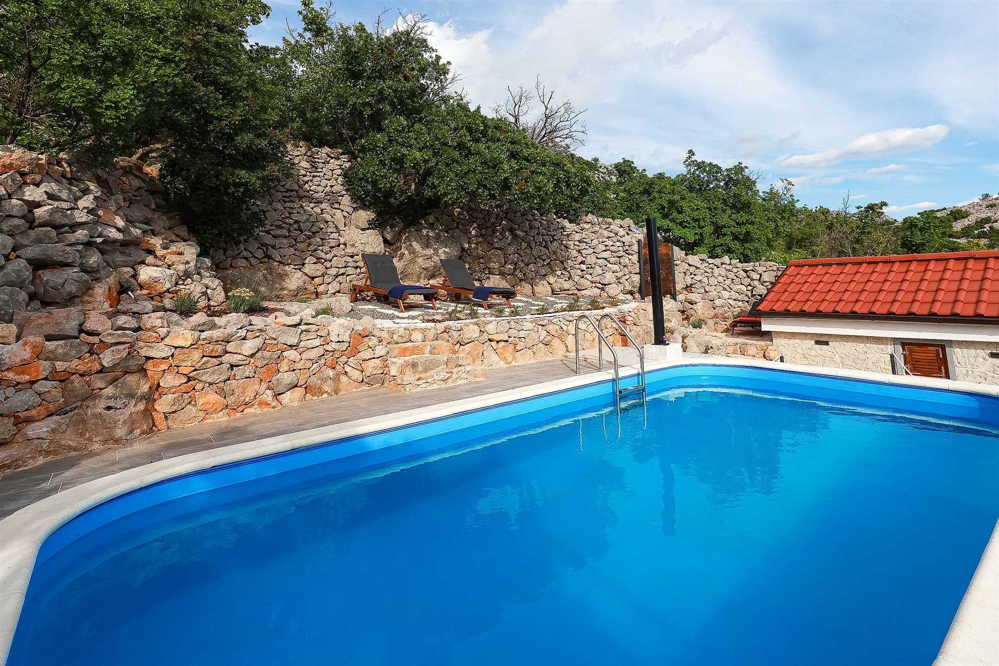 Villa with sea views and pool