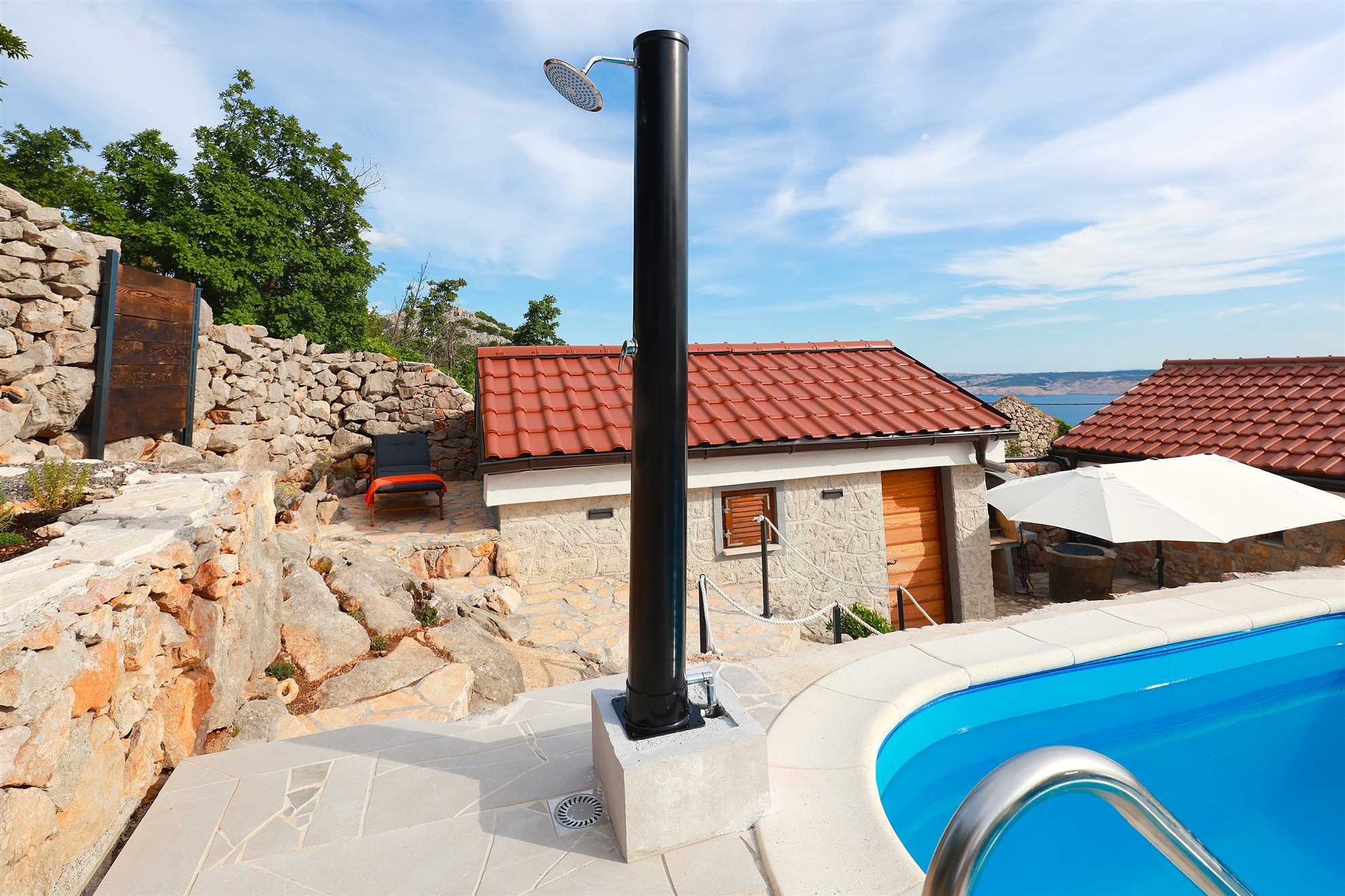 Villa with sea views and pool
