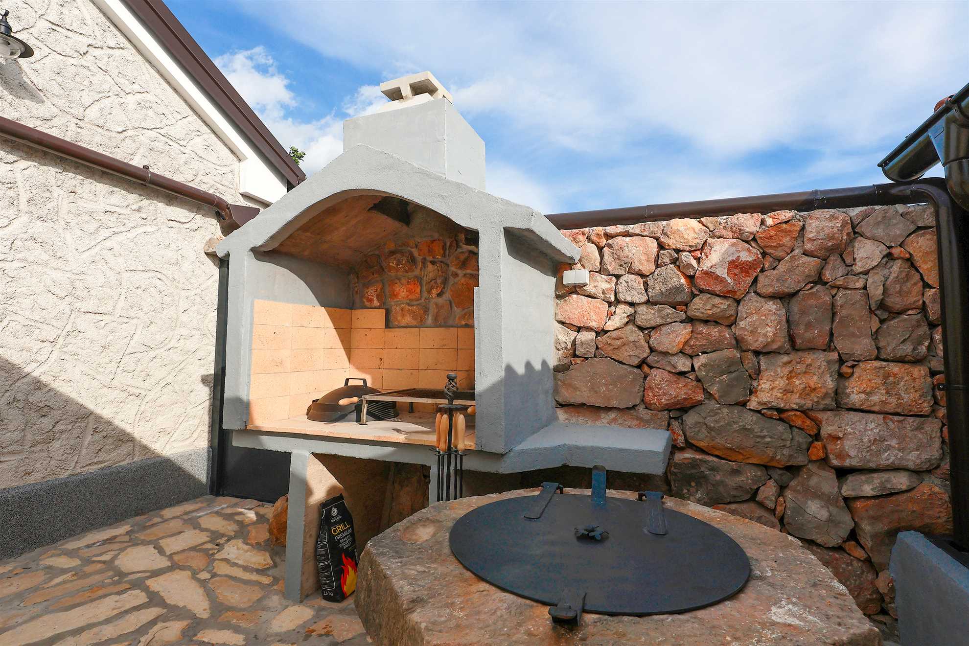 Villa with sea views and pool