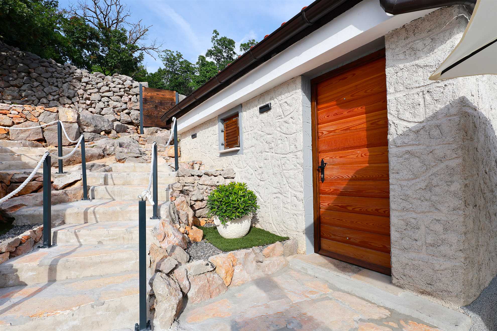 Villa with sea views and pool