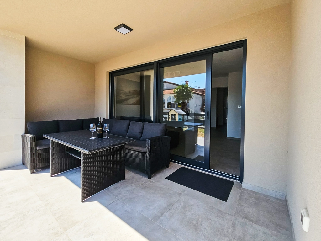 2-Bedroom Apartment in Novigrad with Large Terrace