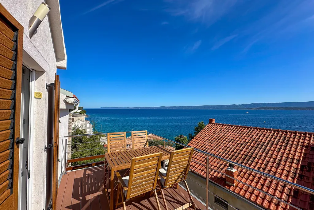 Sea-View Apartment in Bol for 6 Guests