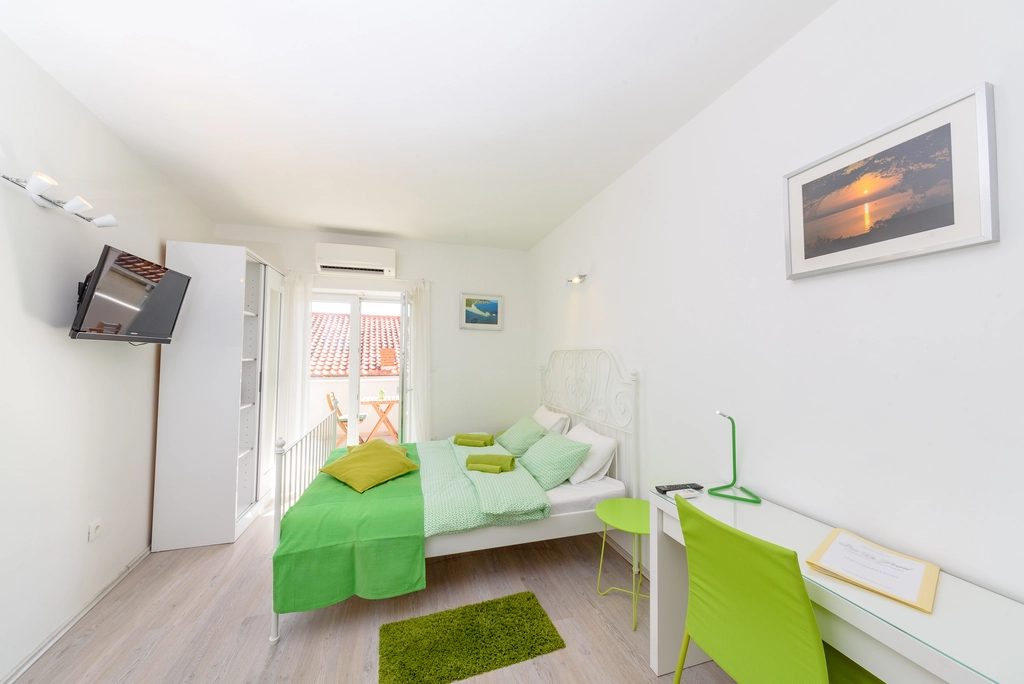 Studio for 2 with Sea View and Balcony in Bol