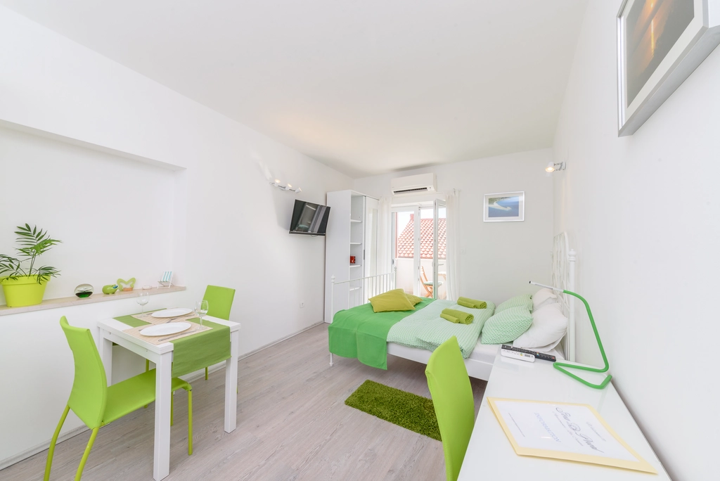 Studio for 2 with Sea View and Balcony in Bol