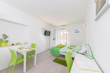 Studio for 2 with Sea View and Balcony in Bol