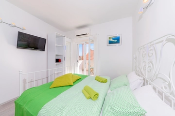 Studio for 2 with Sea View and Balcony in Bol