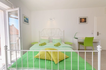 Studio for 2 with Sea View and Balcony in Bol