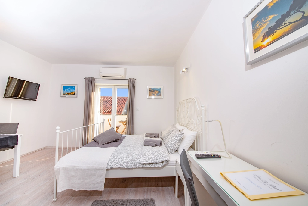 Studio for 2 in Bol with Large Balcony