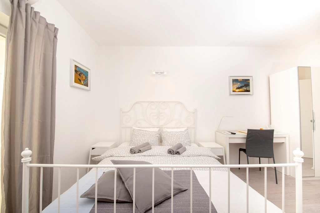 Studio for 2 in Bol with Large Balcony