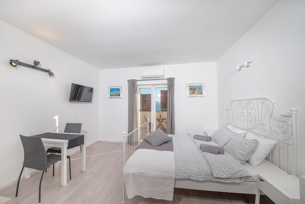Studio for 2 in Bol with Large Balcony