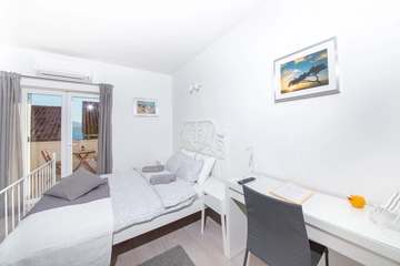 Studio for 2 in Bol with Large Balcony