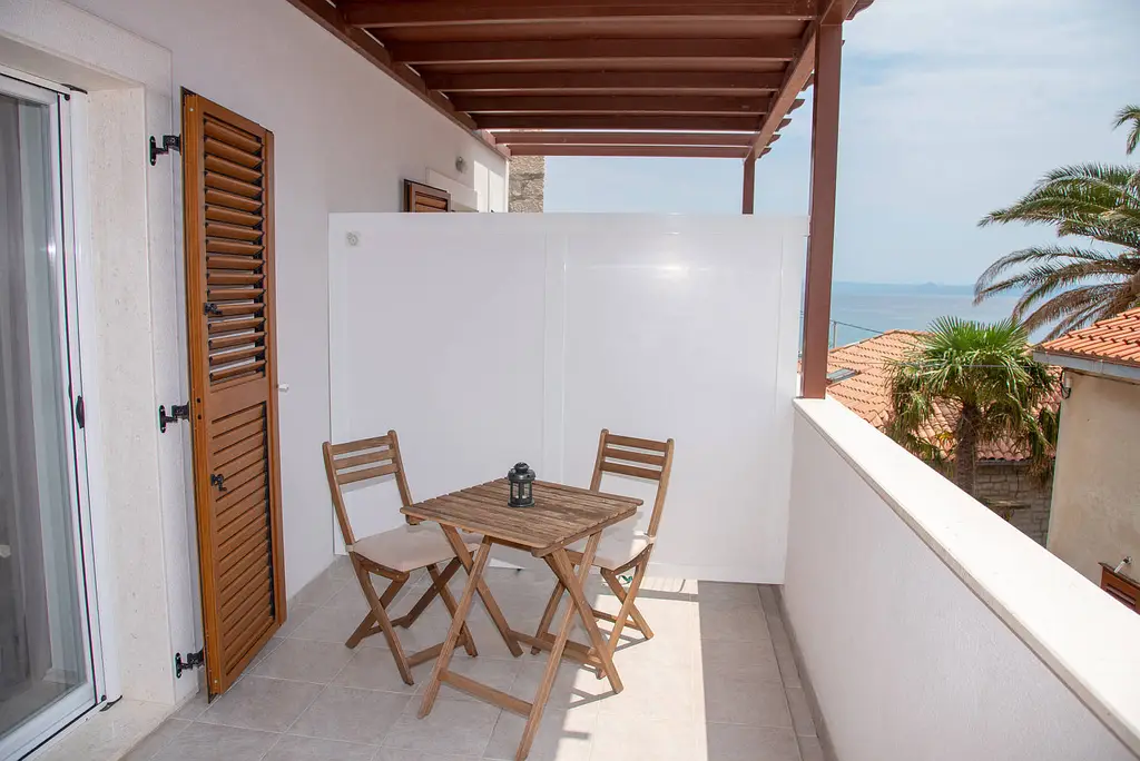 Studio for 2 in Bol with Large Balcony
