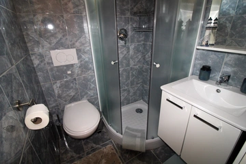 2-Bedroom Apartment for 5 Guests in Galižana