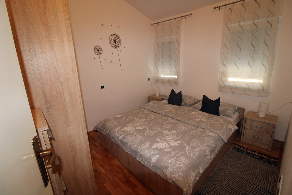 2-Bedroom Apartment for 5 Guests in Galižana