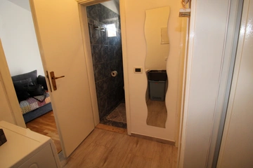 2-Bedroom Apartment for 5 Guests in Galižana