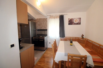 2-Bedroom Apartment for 5 Guests in Galižana