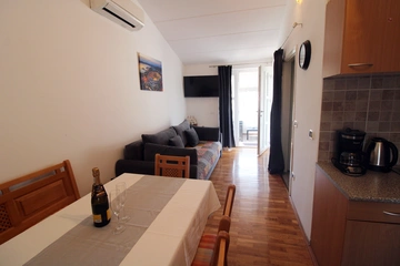 2-Bedroom Apartment for 5 Guests in Galižana