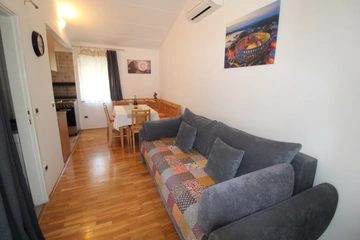 2-Bedroom Apartment for 5 Guests in Galižana