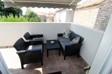 2-Bedroom Apartment for 5 Guests in Galižana