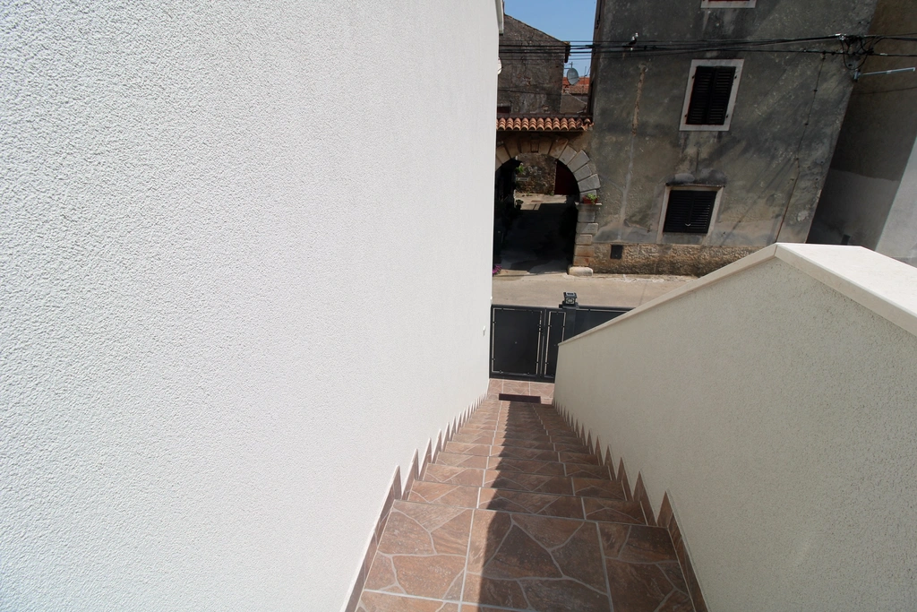 2-Bedroom Apartment for 5 Guests in Galižana