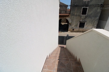 2-Bedroom Apartment for 5 Guests in Galižana