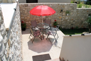 2-Bedroom Apartment for 5 Guests in Galižana