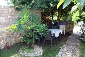 2-Bedroom Apartment for 5 Guests in Galižana