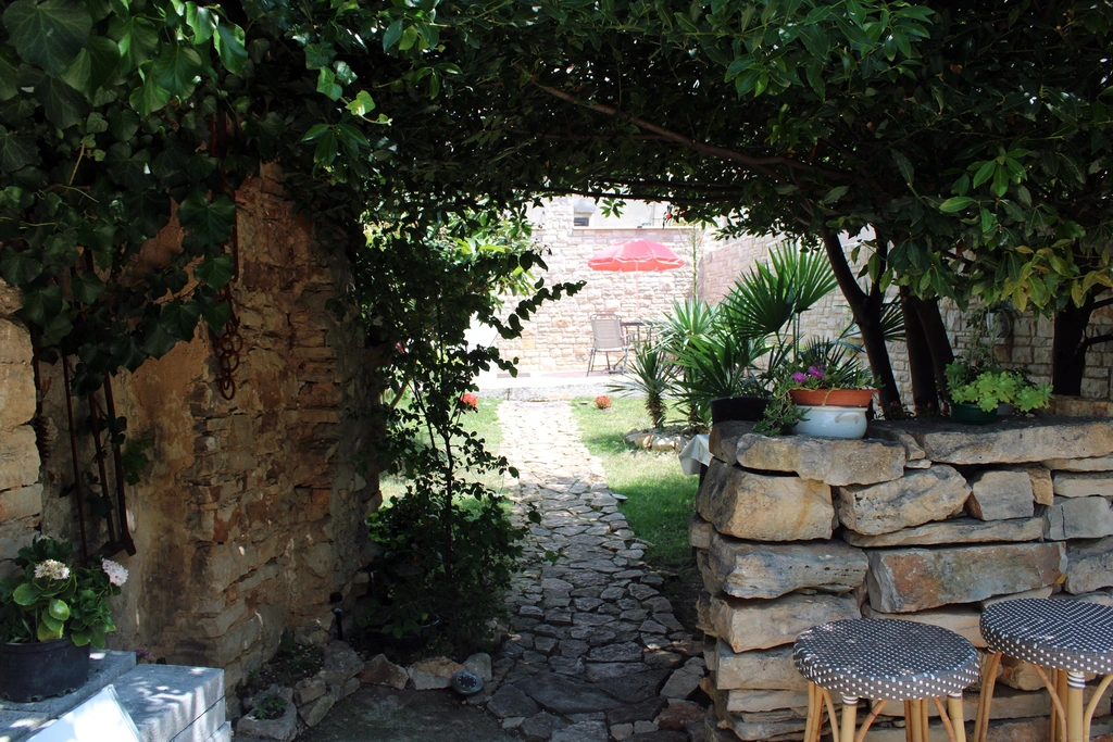 2-Bedroom Apartment for 5 Guests in Galižana