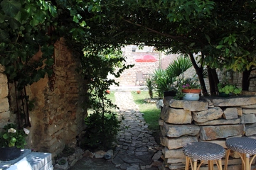 2-Bedroom Apartment for 5 Guests in Galižana