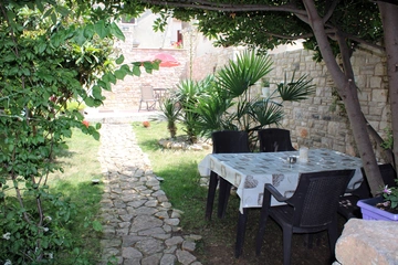 2-Bedroom Apartment for 5 Guests in Galižana