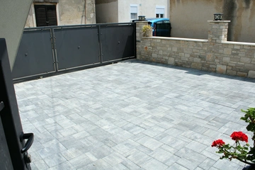 2-Bedroom Apartment for 5 Guests in Galižana