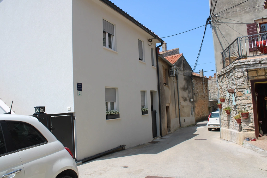 2-Bedroom Apartment for 5 Guests in Galižana
