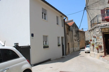 2-Bedroom Apartment for 5 Guests in Galižana