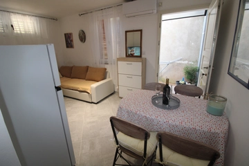 1-Bedroom Apartment in Vinkuran for Up to 4 Guests