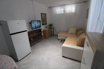 1-Bedroom Apartment in Vinkuran for Up to 4 Guests