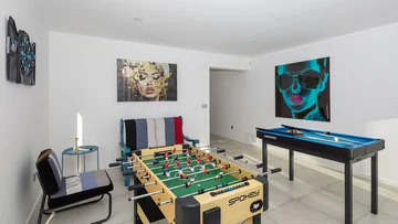 Contemporary Villa with Pool and Sea Views – Okrug Gornji