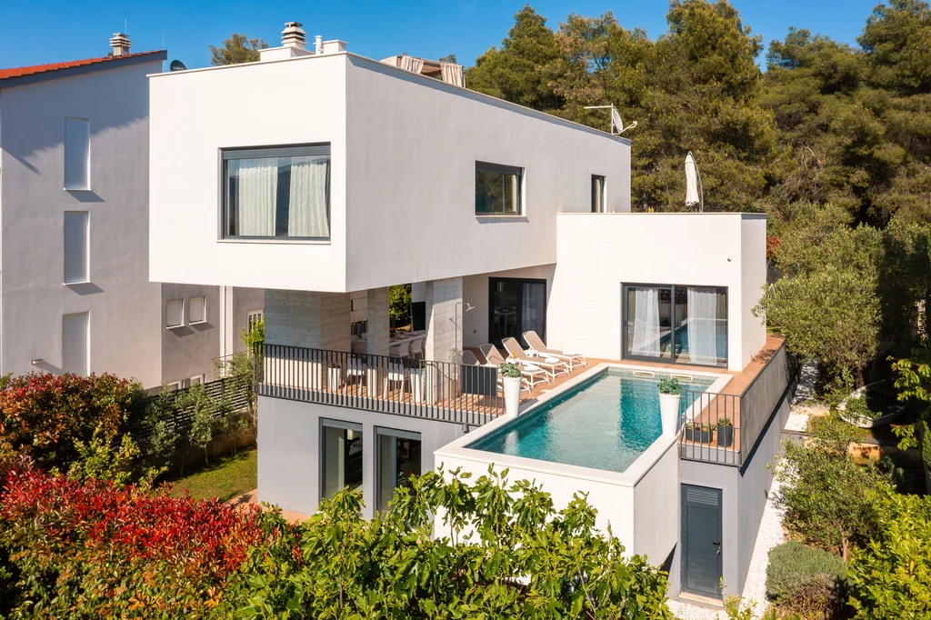 Contemporary Villa with Pool and Sea Views – Okrug Gornji
