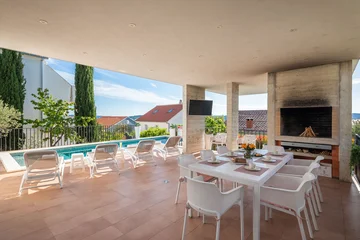 Contemporary Villa with Pool and Sea Views – Okrug Gornji