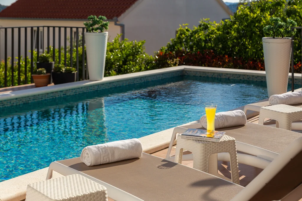 Contemporary Villa with Pool and Sea Views – Okrug Gornji