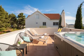 Contemporary Villa with Pool and Sea Views – Okrug Gornji