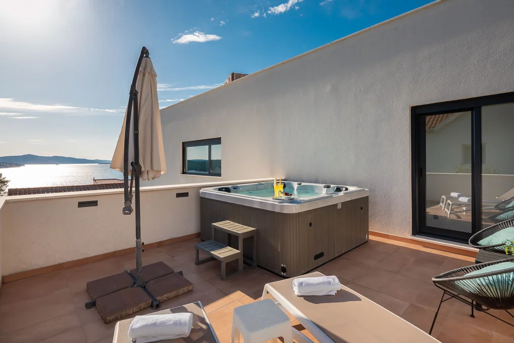 Contemporary Villa with Pool and Sea Views – Okrug Gornji
