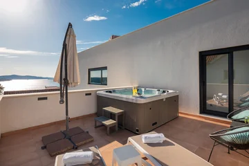 Contemporary Villa with Pool and Sea Views – Okrug Gornji