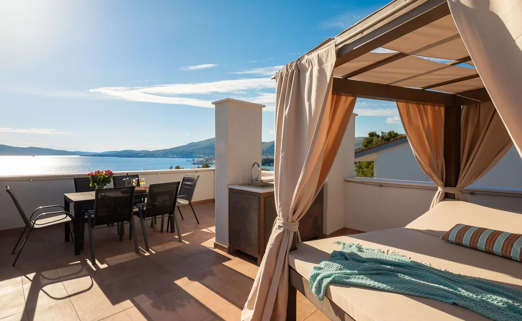 Contemporary Villa with Pool and Sea Views – Okrug Gornji