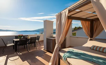 Contemporary Villa with Pool and Sea Views – Okrug Gornji