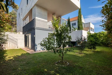 Contemporary Villa with Pool and Sea Views – Okrug Gornji