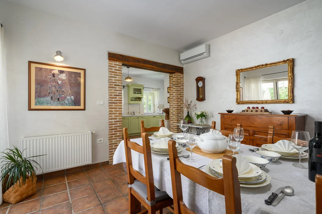 Farmhouse Villa Retreat with Pool near Pula