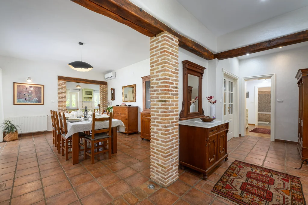 Farmhouse Villa Retreat with Pool near Pula