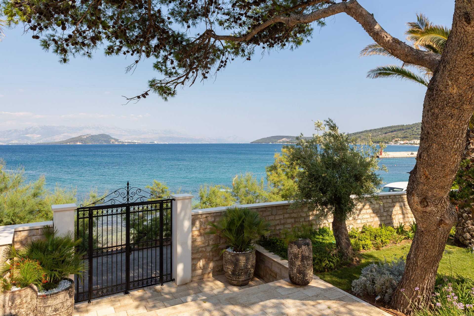 Luxury Villa Momento with Pool