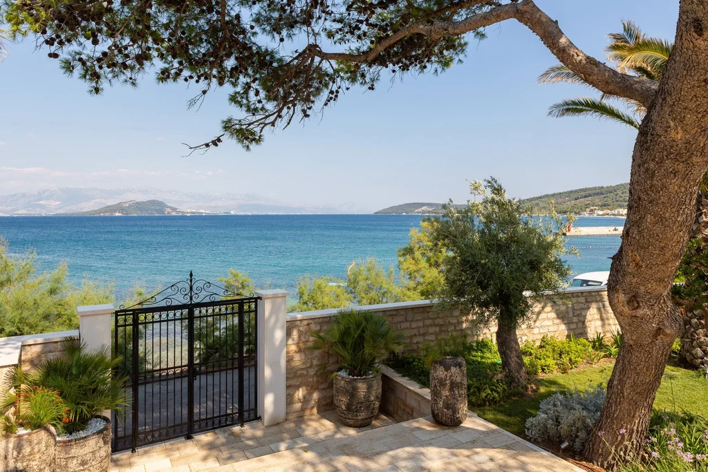 Modern Five-Bedroom Villa with Pool in Slatine